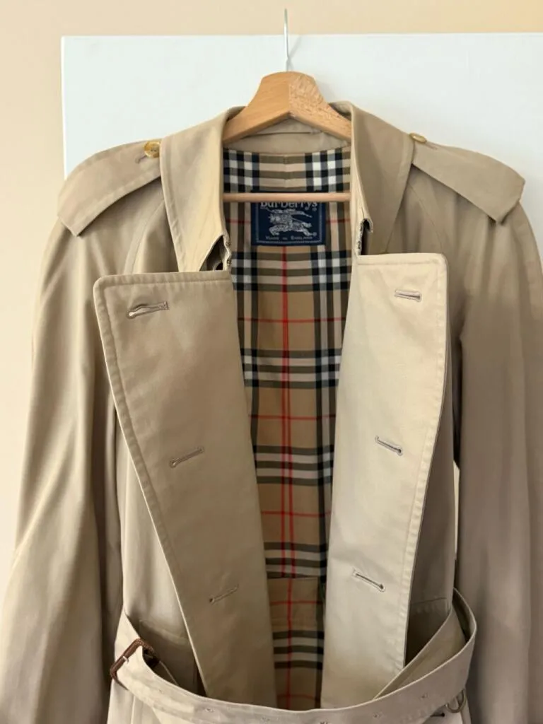 "Men's classic Burberry trench coat – Excellent condition, size 48"